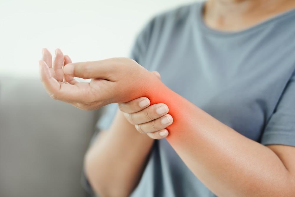 How to treat wrist pain from overuse