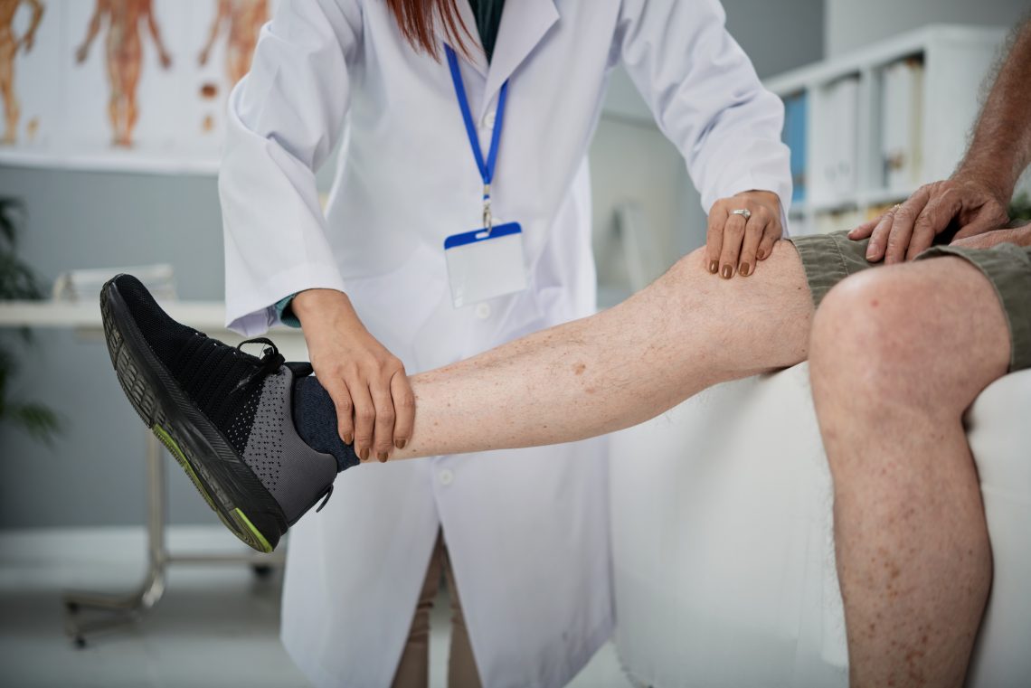 can varicose veins cause ankle pain